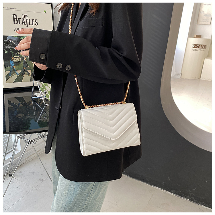 Women'S Medium PU Leather Stripe Solid Color Fashion Square Magnetic Buckle Shoulder Bag display picture 2