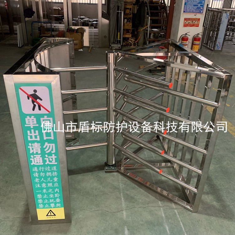 景点公园医院进出口单向门 盾标现货供应单项导向半高栅栏杆匝门