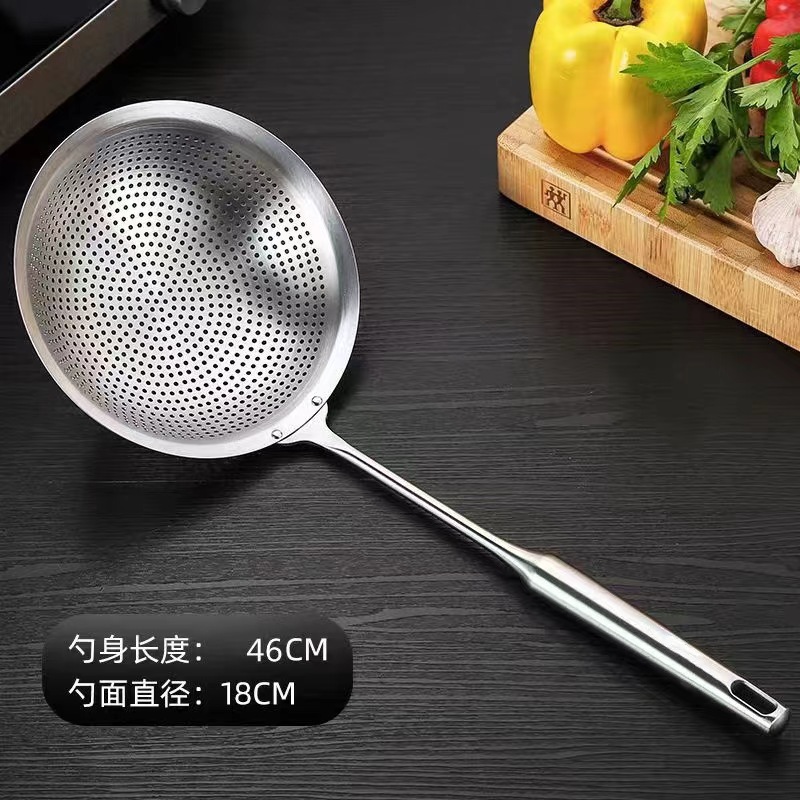 Acero inoxidable gran cuchara de cocina de grado alimenticio frio setos de madera de mango largo boltón de fideos de pesca cuchara de perforación de malla cerrada cuchara de fideos resistente a alta temperatura