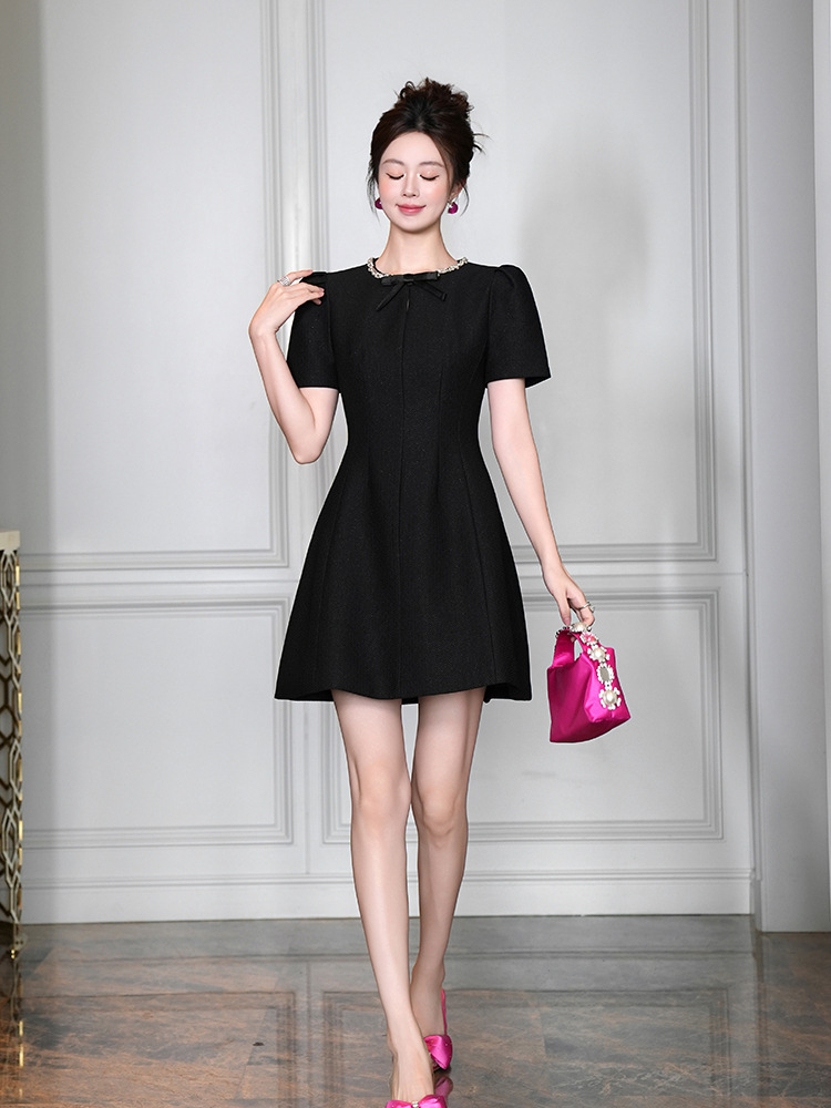 Đầm chữ A eo thon kiểu Hepburn Pháp tay ngắn cổ tròn nơ đen — Màu đen