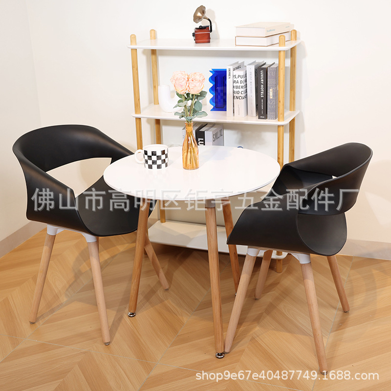 Escritorios y sillas creativos simples, sillas de comedor de plástico, sillas de ocio, sillas de café, mesas y sillas de negociación de oficina en casa, combinación