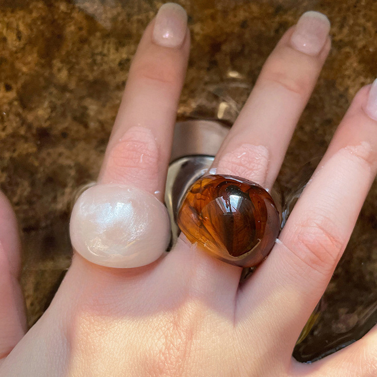 Autumn and Winter Retro Wide-Brimmed Resin Ring for Women 2026 New Fashion Personalized Index Finger Ring Niche Design Best Friend Ring
