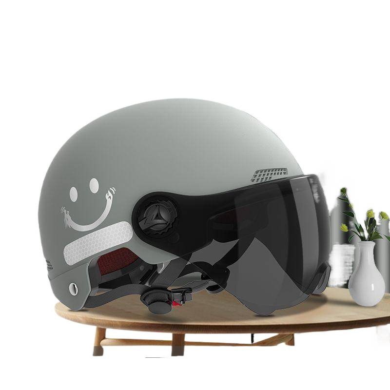 Sonriente personalidad de motocicleta eléctrica casco hombre y mujer sombrero de seguridad universal de verano coche de batería medio casco