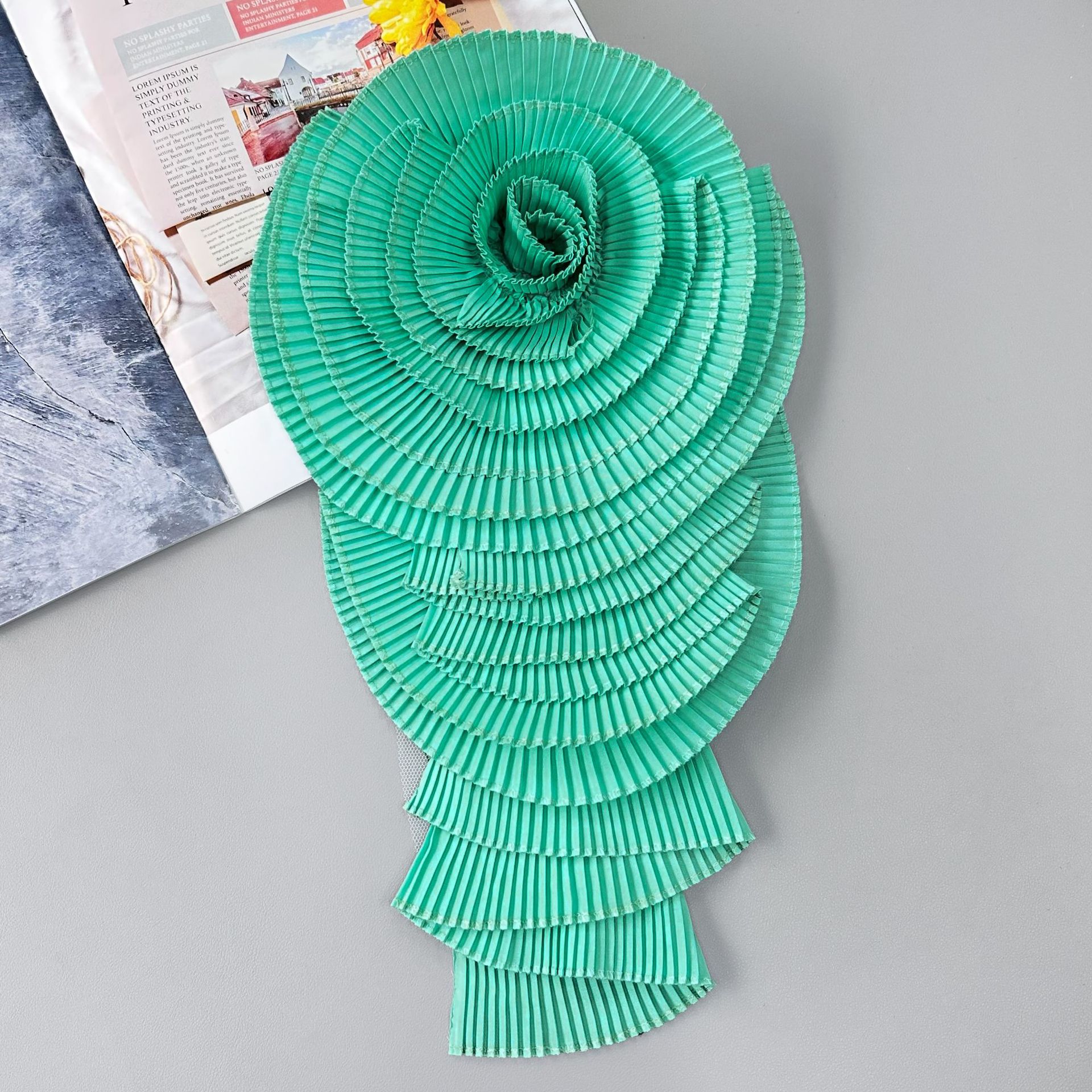 Nuevos adornos de flores grandes plisadas blancas para ropa y vestidos transfronterizos, parches de reparación DIY, accesorios de tela, venta directa de fábrica.