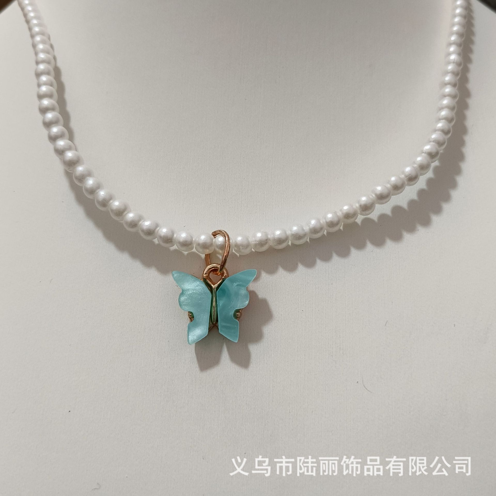 Joyería de comercio exterior transfronterizo ABS imitación perla con cuentas multicolor mariposa colgante corto collar de cadena de clavícula de las mujeres al por mayor