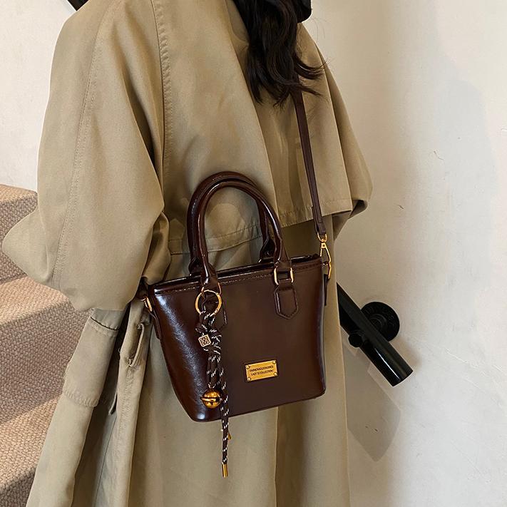 Retro versátil simple bolso de cubo portátil 2025 nuevo bolso de mujer nicho manuscrito de moda coreana bolso de hombro