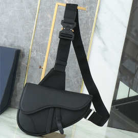 D奥25新款男士粒面牛皮翻盖开合牛皮革斜挎马鞍包胸包图片实拍