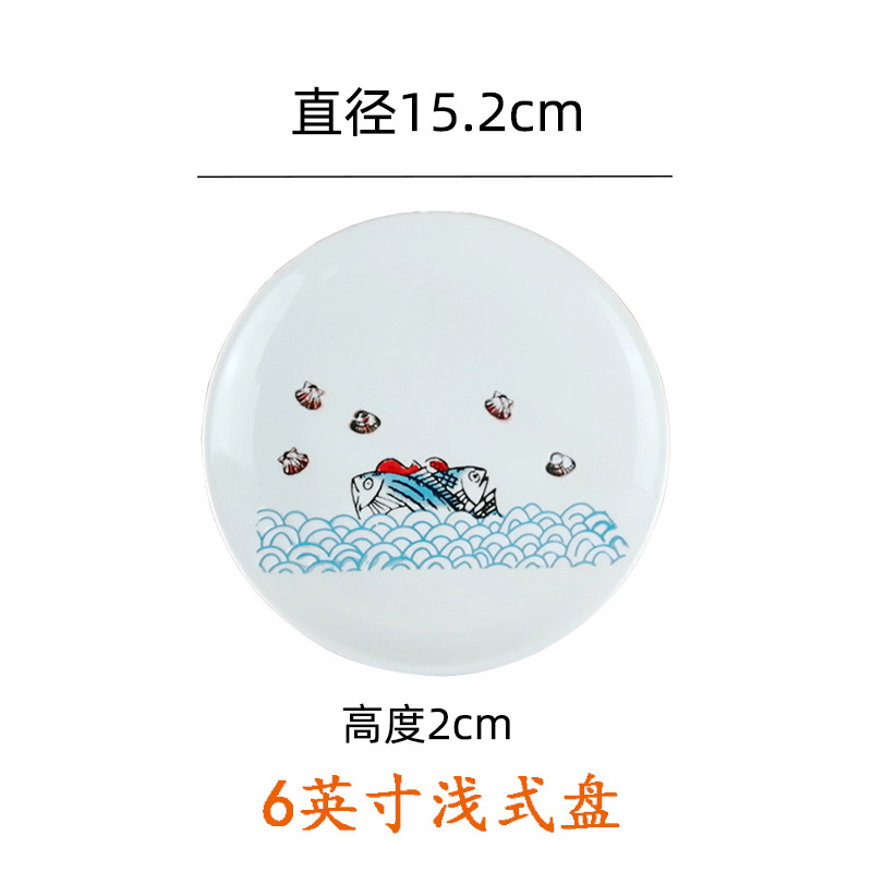 얕은 접시에 담긴 조개 생선 6inch마리