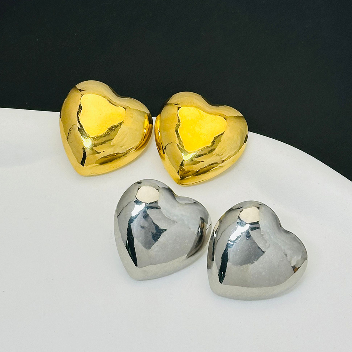 El amor del melocotón corazón pendientes de acero de titanio de alto grado pendientes de las mujeres no se desvanecen nueva transfronteriza todo-fósforo Luz de lujo joyas de oro