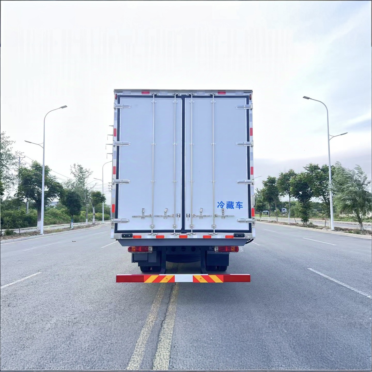 东风天锦6米8冷藏车在哪买 6米8肉钩冷藏车 可按揭0首付