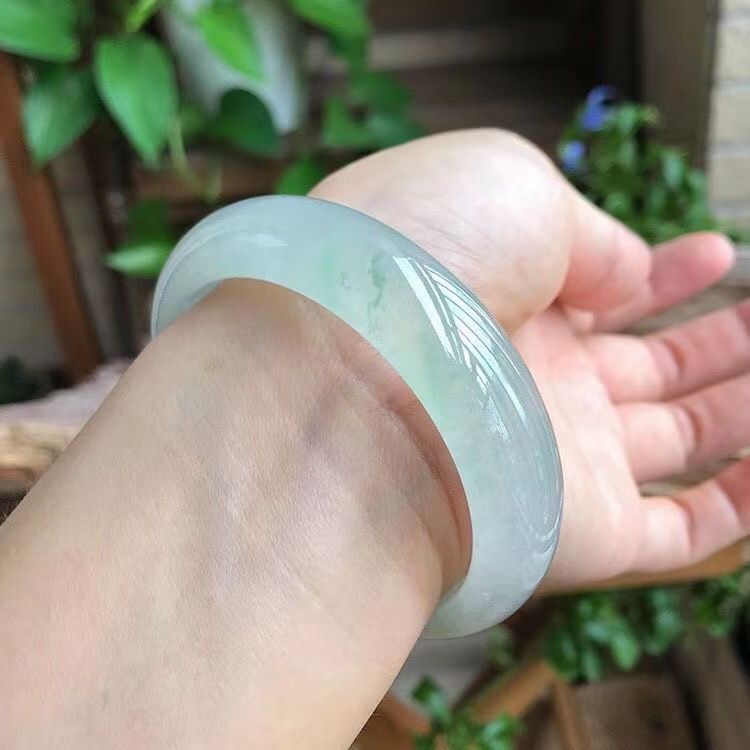 Vòng tay ngọc bích tự nhiên Myanmar loại A cao cấp – nước băng trong, màu lục nhạt, đường kính trong 51–64 mm