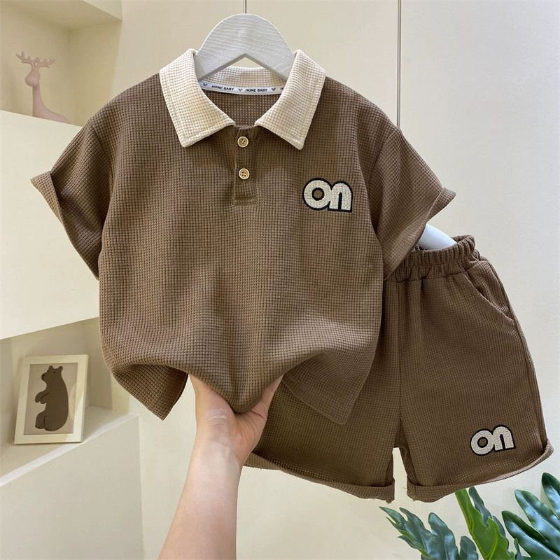 Модный костюм для мальчиков, новинка 2023 года, летняя рубашка-поло, шорты с короткими рукавами, костюм для детей маленького и среднего размера, повседневная спортивная одежда