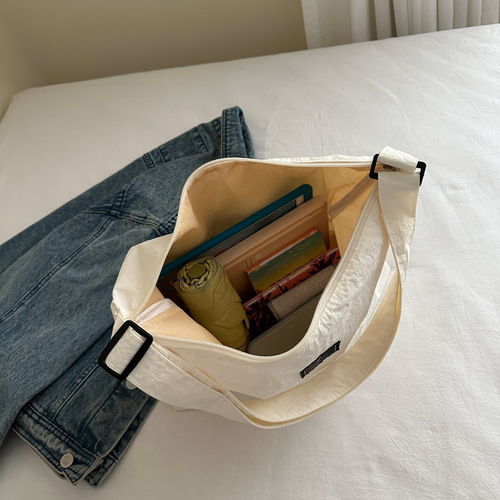 New trendy women's relaxed and minimalist stylish plain nylon tote bag with large capacity for casual single shoulder and crossbody use