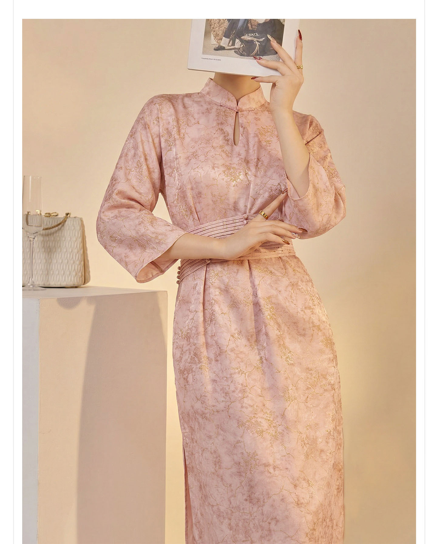 Đầm maxi nữ thắt eo thiết kế jacquard họa tiết hoa văn cổ điển, tay ngắn, cổ đứng — màu hồng chi tiết 8