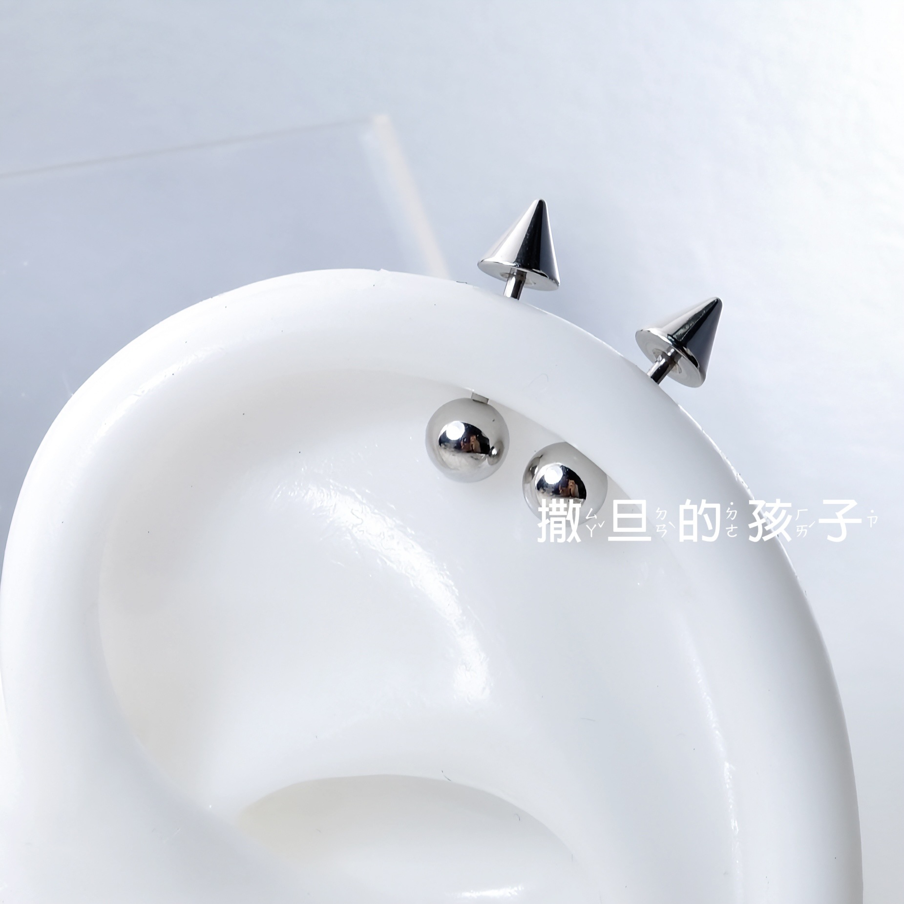Silver pointed spike labret stud material detail