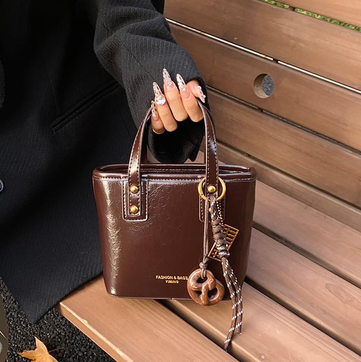 Otoño y invierno retro cera de cuero bolso de agua para mujeres 2024 nuevo estilo universal nicho bolso de hombro de alta calidad bolso portátil