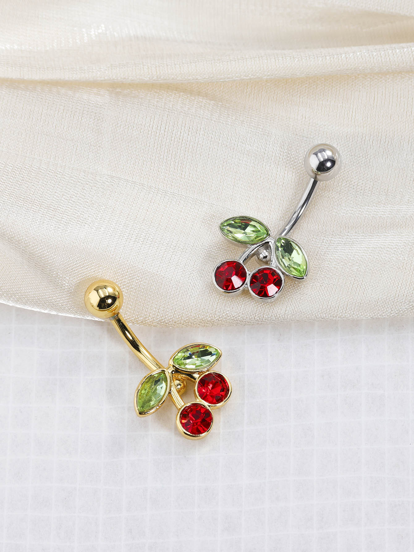 Piercing nombril cerise rouge style punk avec strass_voghion.com