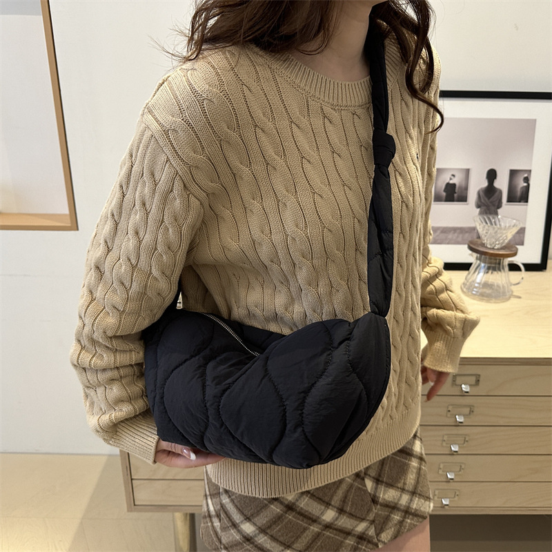 Moda de algodón de gran capacidad 2023 nuevo plegado nube bordado línea simple ocio bolsas de brazo para mujeres