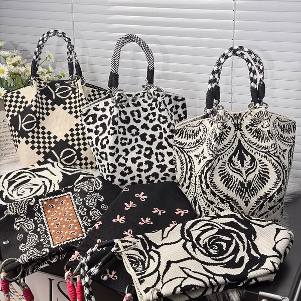 Universal style handbag, Korean and Japanese style, knitted, portable, large capacity, cartoon bear, versatile for commuting, foldable small square bag for women