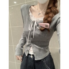 韓国版の小衆純欲レースの底のシャツ2025春の単列は偽の2つの上着の中で長袖のtシャツの女性を掛けます。