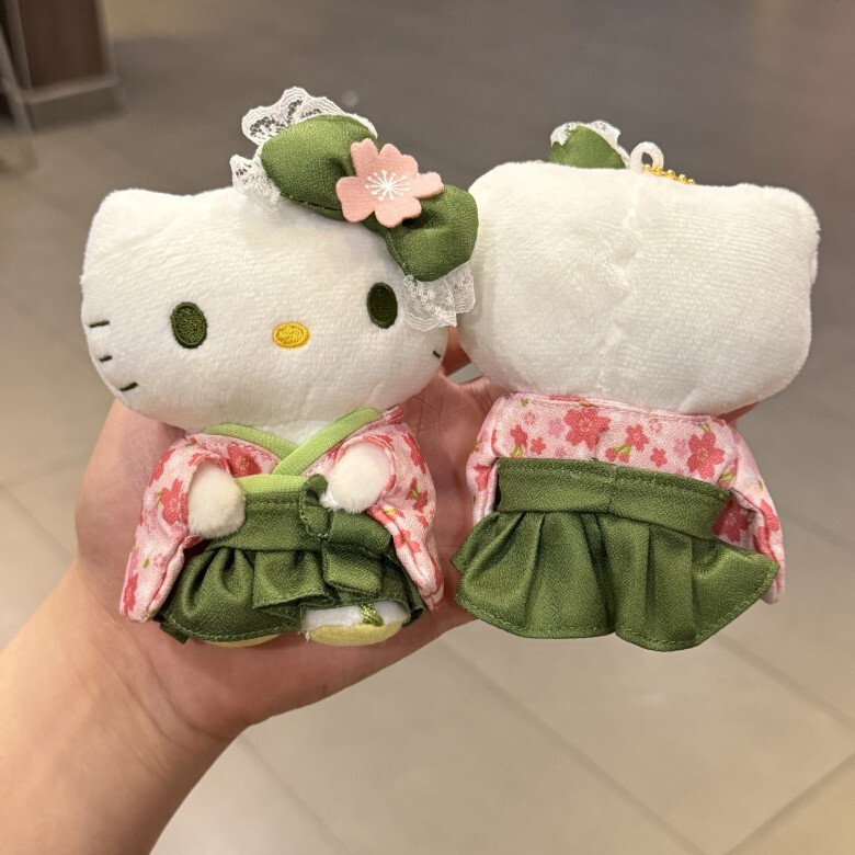 抹茶の緑の桜の着物のクロミの白い犬KTのぬいぐるみの女の子のペンダントの猫のミミの包みは贈り物を飾ります。|undefined