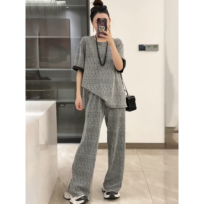 Популярный в этом году повседневный и простой бело-серый свободный женский костюм из двух частей с круглым вырезом и короткими рукавами, утягивающий широкие брюки.
