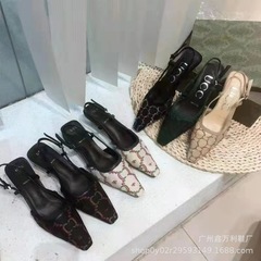 欧米の家のハイヒールの女性の小さい方の頭のサンダルの細いヒールの頭の低いヒールの本革のプリントのドリルのファッションのフランスの靴