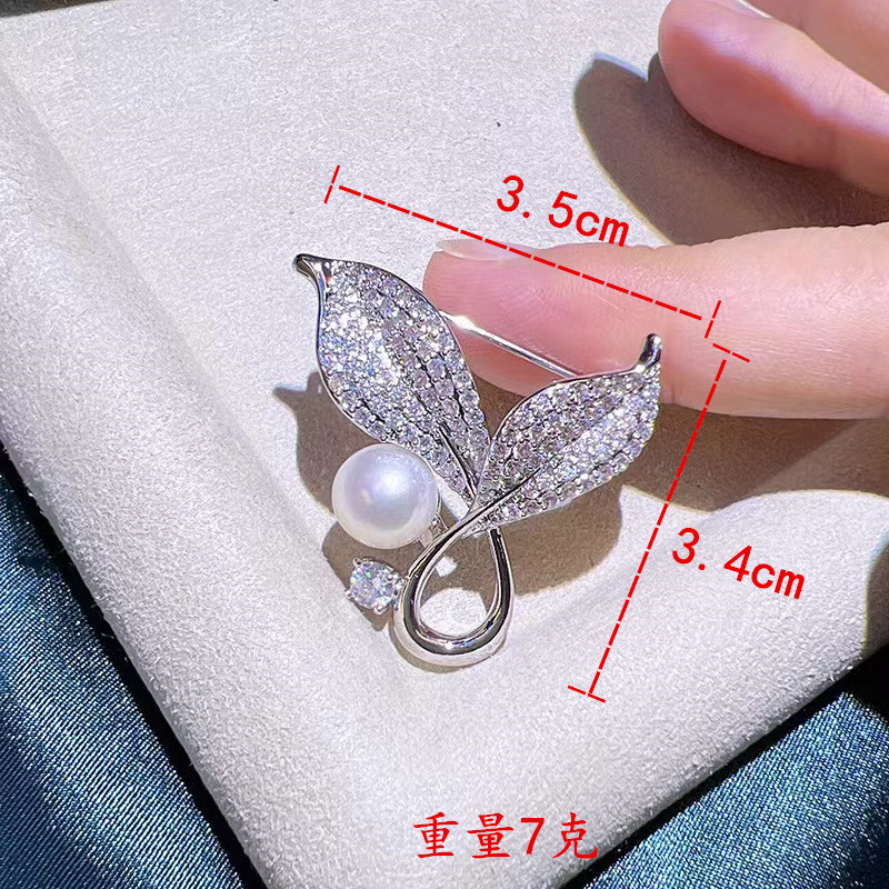 Elegante broche de folha com pérola para mulher estrás ouro_voghion.com