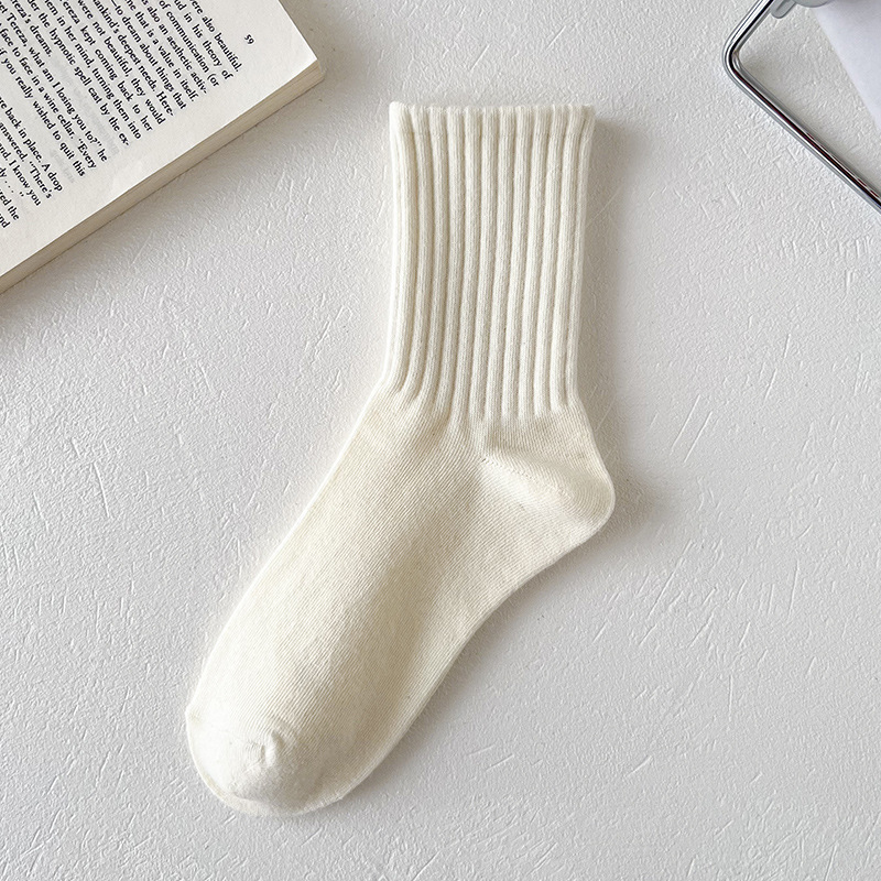 Otoño nuevos calcetines blancos de las mujeres deportes casual alto elástico color sólido media pantorrilla longitud calcetines de algodón negro Zhuji venta al por mayor