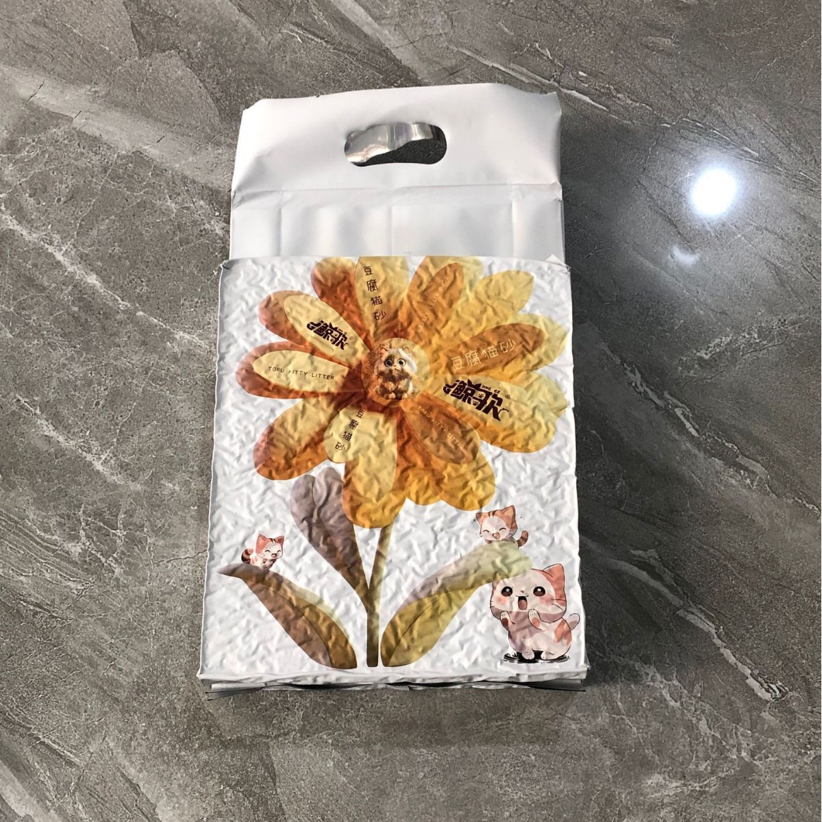 鲸歌豆腐猫砂1.5mm超细无尘奶香除臭结团粘底可冲厕所4斤一袋