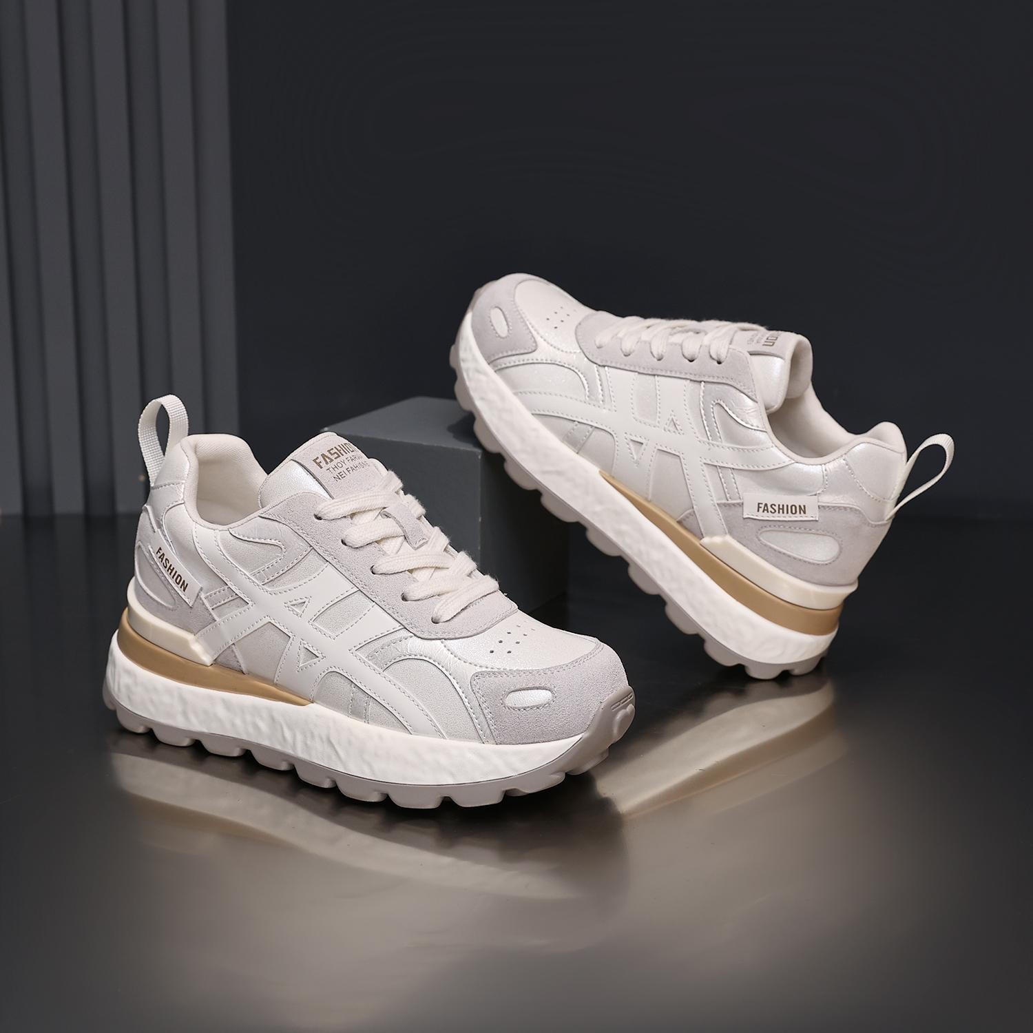 Pequeño aumento de altura de los zapatos de entrenamiento para mujeres 2025 otoño nuevos zapatos casuales ligeros zapatos deportivos transpirables para padres mujeres