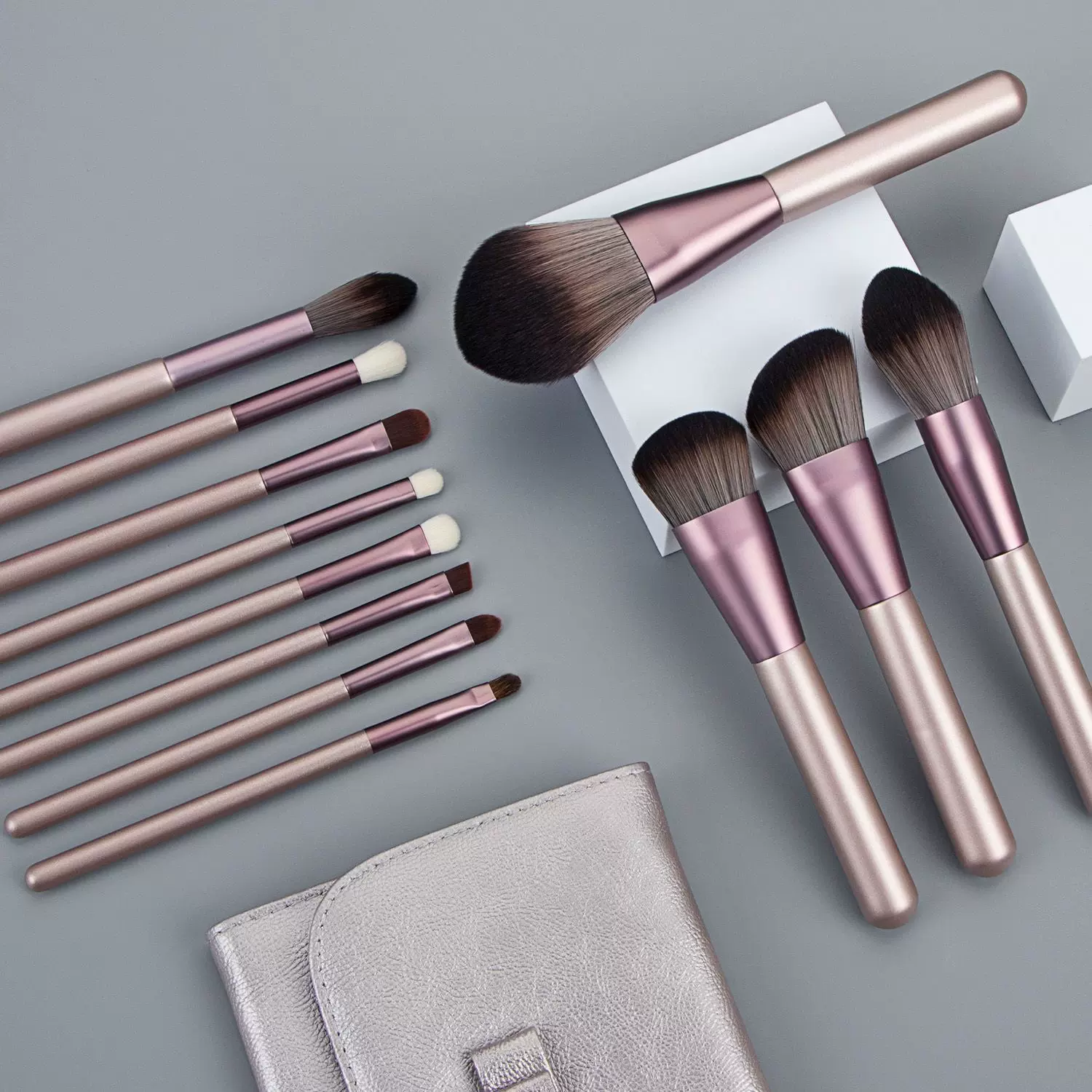 12支小葡萄化妆刷套装软毛不扎脸不卡粉腮红刷粉底刷全套美妆工具