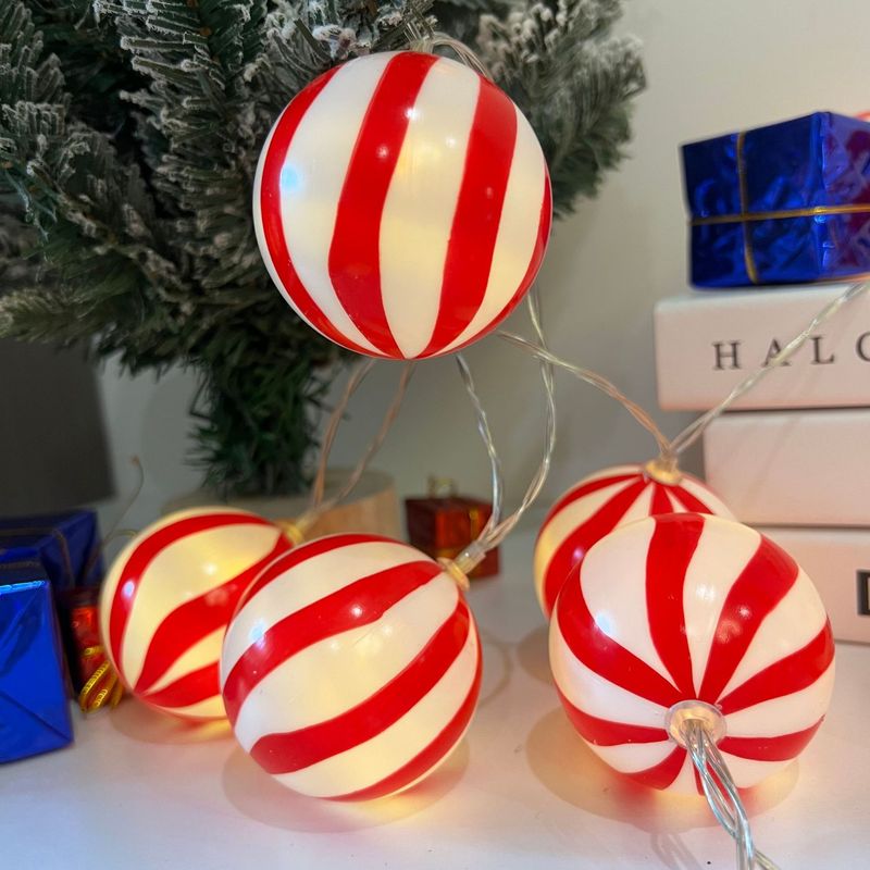 国境を越えてクリスマスの日のカラーケーキのイルミネーションの装飾の雰囲気ランプの部屋にクリスマスツリーのランプを配置する|undefined