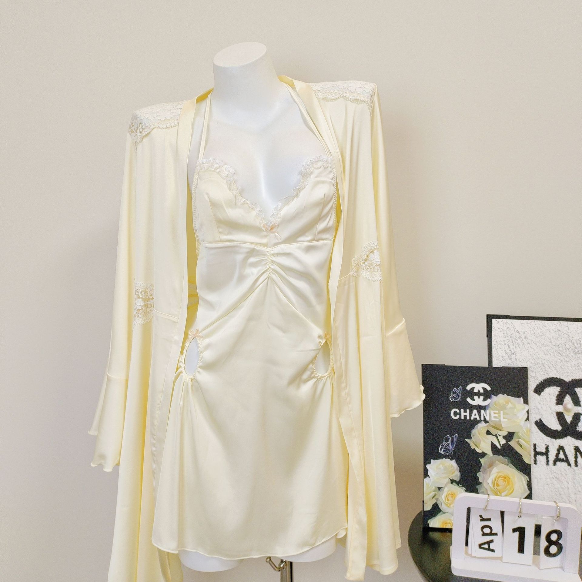 2025 Women's New Autumn and Winter Lace Pure Desire Nightgown, High-End Ice Silk Splicing Lace Robe, Sexy Dressing Gown