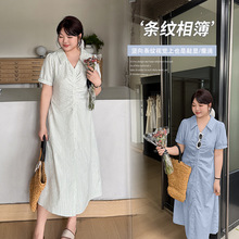 伊诺大码女装条纹设计感连衣裙2025夏季新款褶皱显瘦中长裙222136