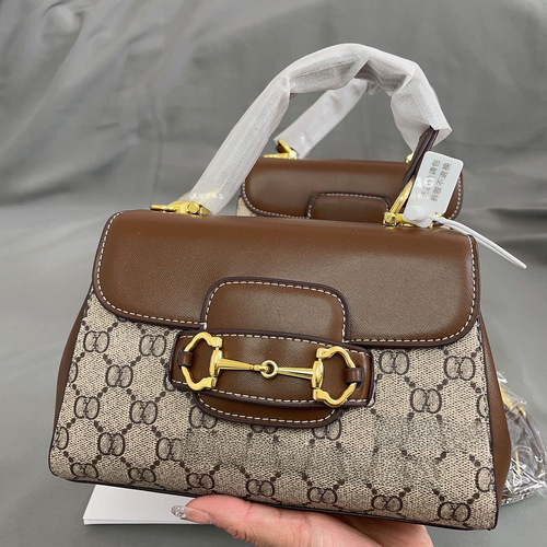 Retro Horseshoe Buckle Handbag from a Niche Brand, Fashionable Crossbody Bag, Vintage Floral Saddle Bag, Shoulder Bag for Women, Live Streaming Handbag