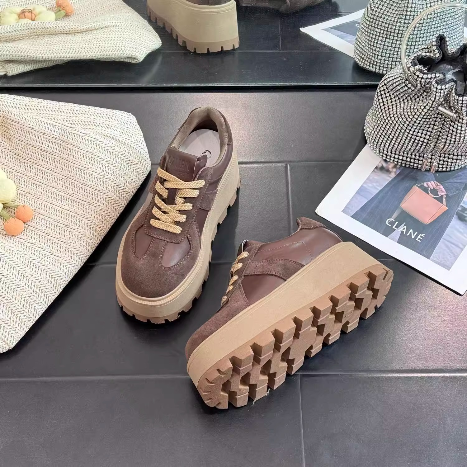 [Tormenta de polvo] Sonido explosivo amor alto 7C2024 principios de otoño nuevos zapatos de mujer de temperamento de moda casual