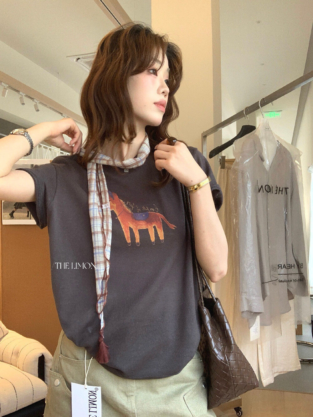 Áo thun nữ cổ tròn tay ngắn in hình ngựa hoạt hình kèm khăn lụa — Xám cacbon, màu trắng, màu kaki chi tiết 4