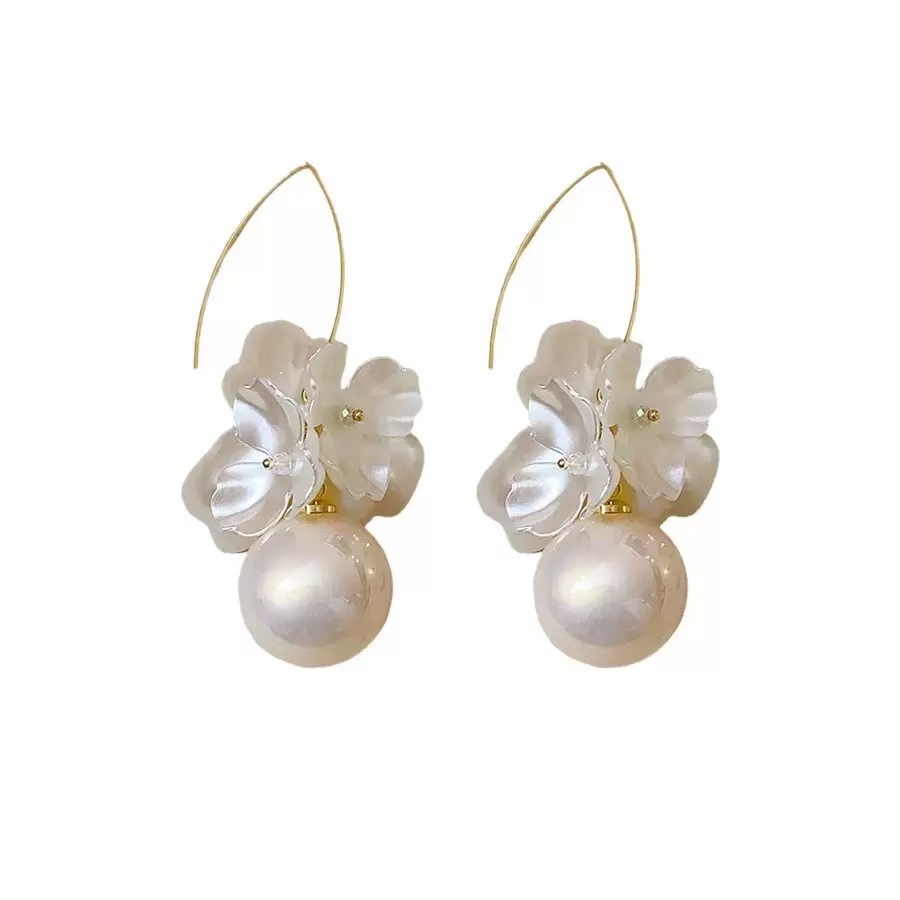 Europa y los Estados Unidos exageraron la imitación de flores de perlas, ganchos de orejas, nuevos nichos de diseño de temperamento ganchos de orejas, perlas