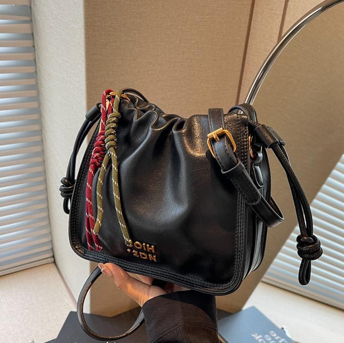 Este año, la popular explosión de pliegues de la bolsa pequeña para mujeres 2024 nuevo bolso de hombro retro universal bolso de viaje