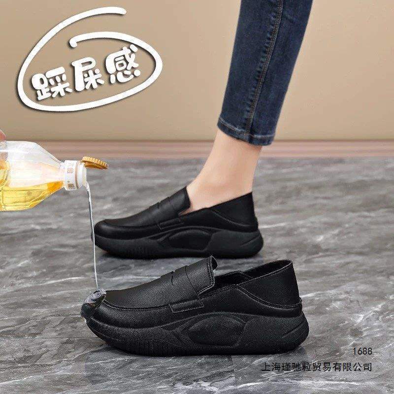 Soft-soled all-black women's sneakers for autumn, waterproof leather work shoes, comfortable and non-slip kitchen shoes, large size 42 Soft-soled all-black women's sneakers for autumn, waterproof leather work shoes, comfortable and non-slip kitchen shoes, large size 42