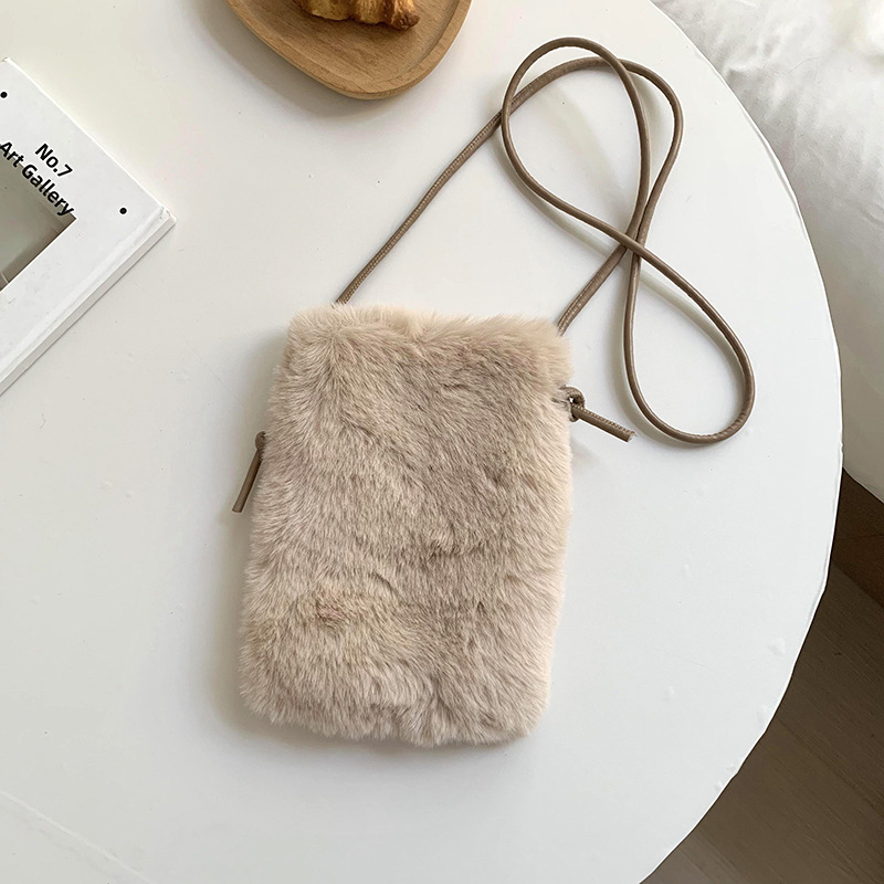 Bolso de mano de mujer de otoño / invierno 2025, nuevo estilo de moda, bolso de teléfono móvil de peluche pequeño y exquisito, bolso de hombro.