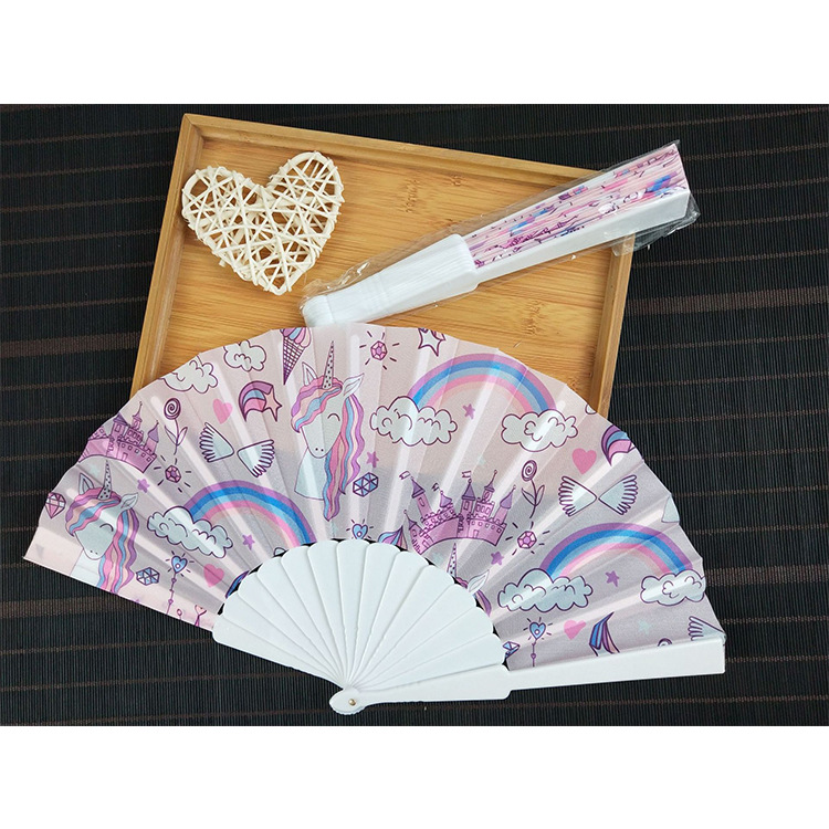 En stock 23cm hueso de plástico fresco ventilador plegable de plástico ventilador de una sola cara coloridas escamas de pescado