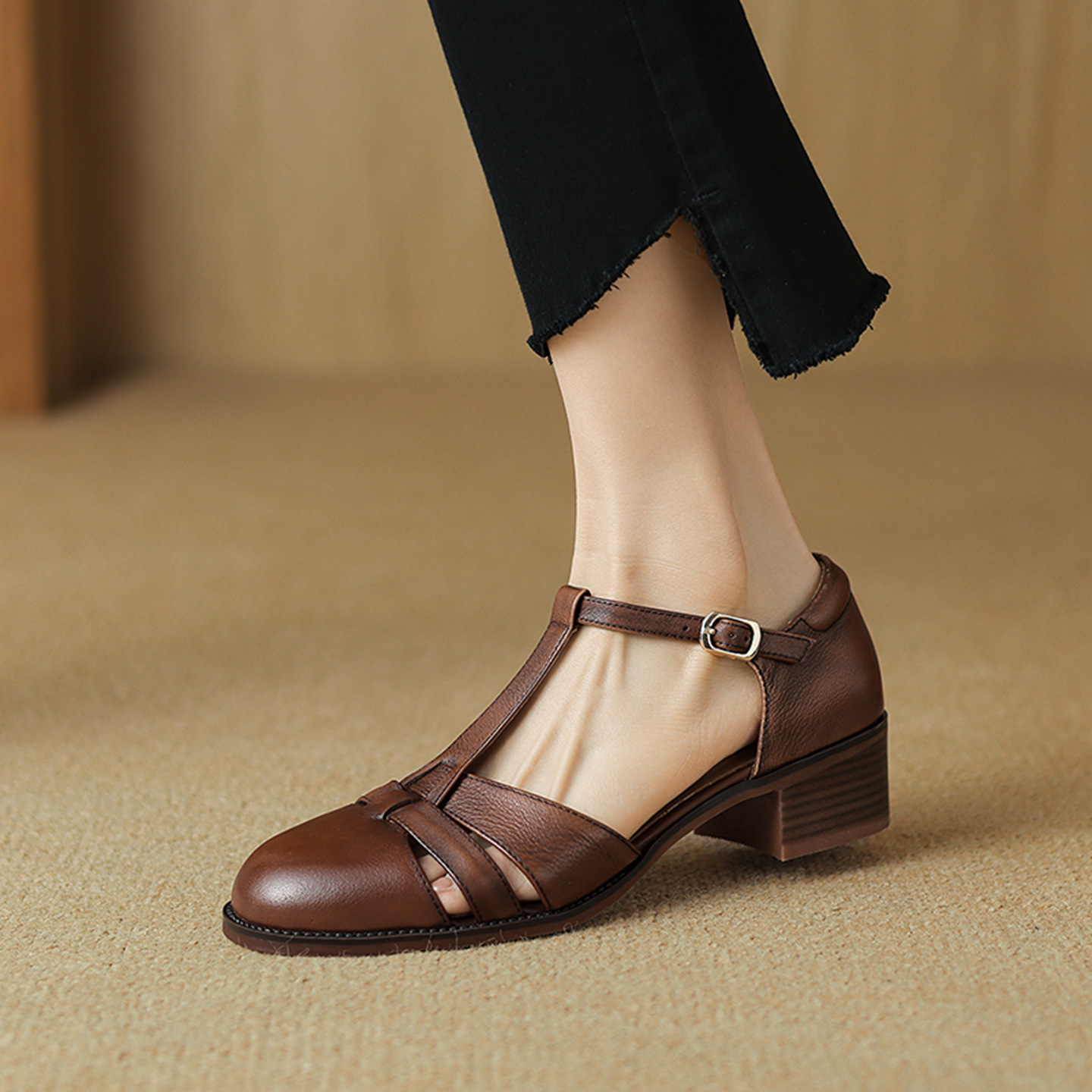 Sandal nữ quai ngang gót vuông mũi tròn bít kiểu dệt vintage — màu nâu