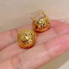豪華な風が輝いている金色の砕氷氷の丸い耳のボタンが小さいです。