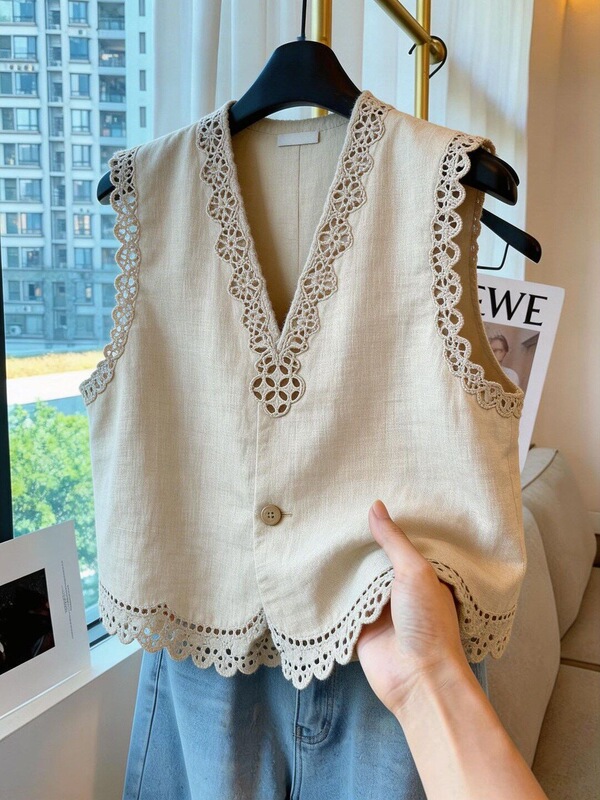 2026 Summer New Vintage V-Neck Lace-Trimmed Sleeveless Vest for Women, Versatile and Slimming Exquisite Tank Top