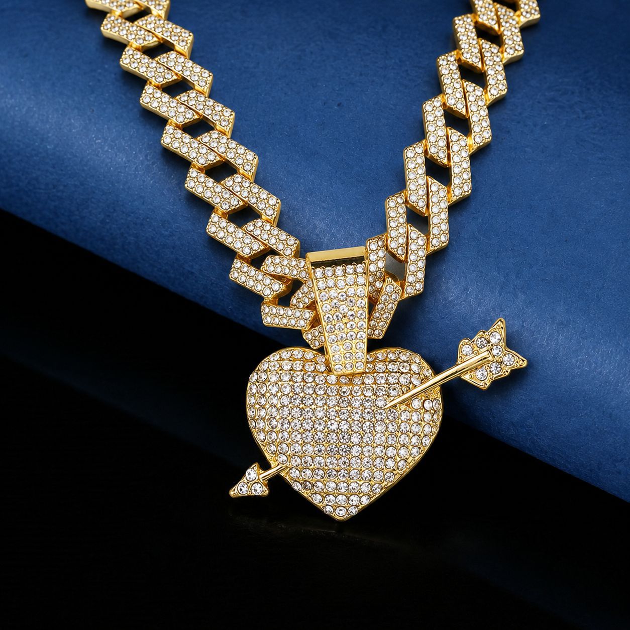 Europa y los Estados Unidos venden calientes transfronterizos de diamante completo una flecha penetración de aleación colgante de collar de amor para hombres joyería colgante image 1