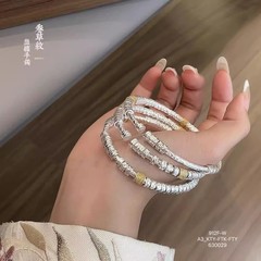 エレガントなスタイル！ゴールドとシルバーのテクスチャードウエストブレスレットは、味わい深い中国風の新しい中国風のソリッドオープンブレスレットを示しています