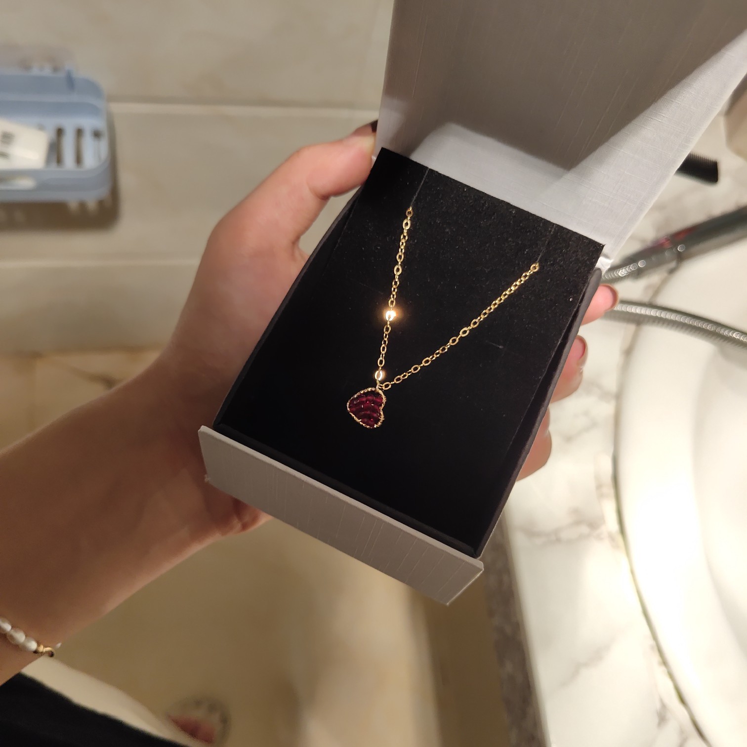 Colar de pérolas de luxo com fecho magnético para mulheres. Hipoalergênico, delicado e elegante, este colar choker foi projetado para conforto e confiança. A pérola, tendência europeia de 2026._voghion.com