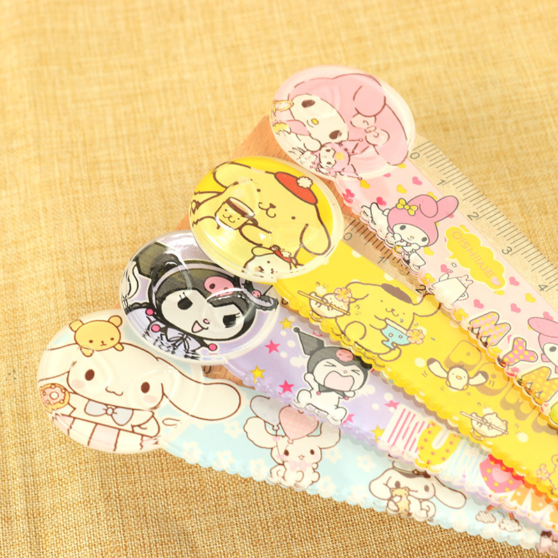 外国貿易サンリオ創意アニメの形は学生15cmで波の定規を測っています。小学生は文房具を勉強しています。|undefined